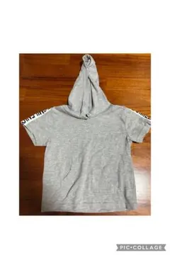 フード付きグレーTシャツ