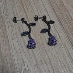 【美品】紫色のバラのぶら下がりピアス【消毒済み】