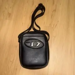 黒いロゴ付きショルダーバッグ