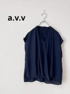 【美品】a.v.v アーヴェヴェ　ノースリーブ上品ブラウス　ネイビー