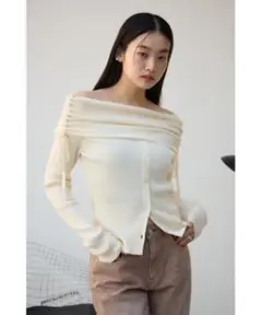 【AZUL BY MOUSSY】オフショルダーリブニット長袖アイボリー