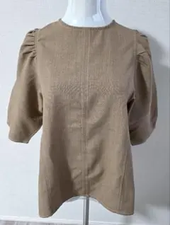 ベージュ パフスリーブ トップス