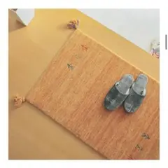 オレンジ色のタッセル付き玄関マット