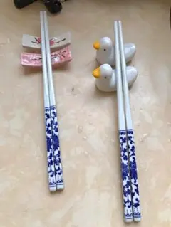 青と白の伝統的な箸と箸置きセット