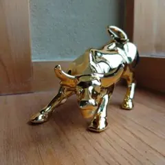 チャージングブル　金属製　ゴールド　猛牛　雄牛　オブジェ　置物　風水