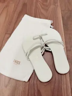 TKEES ホワイトサンダル 収納袋付き