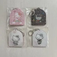 SPINNS ハローキティ　キティ　アクリルキーホルダー　4つ