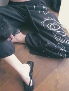 新色ブラック PELLICULE stone-deco sweat pants
