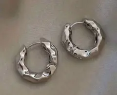123 ラスト1　シルバー波状フープピアス　ステンレス　キャッチレス
