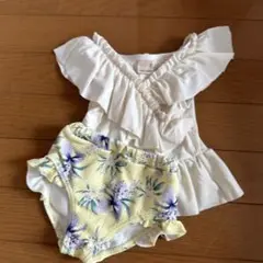 フリル付きホワイト水着と花柄ショートパンツ