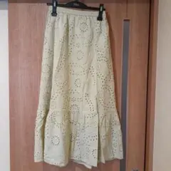 薄い黄緑色 刺繍入りフレアスカート