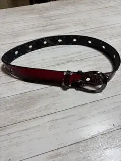 赤いレザー スタッズ付きベルト