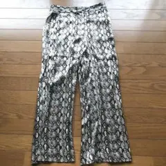 ZARA サテン風パンツ　スネーク柄