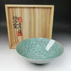 韓国青磁、沙音の大きな絵壺です 韓国青磁、沙音の大きな絵壺です