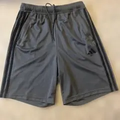 adidas グレー ストライプ ハーフパンツ