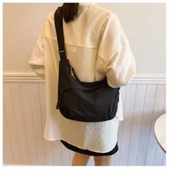 ショルダーバッグ　ボディバッグ　軽量　ナイロン　ブラック　男女兼用