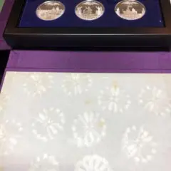 昭和天皇の御代 純銀製 純金仕上 メダル 12枚セット 額装付き 昭和天皇の御代 純銀製 純金仕上 メダル 12枚セット 額装付き