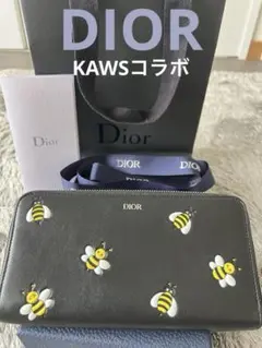 ディオール DIOR AND KAWS コラボ 2つ折りウォレット 財布 黒 かわいいデザイン☆】DIOR AND KAWS 2つ折りウォレット (Dior
