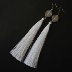 ロングタッセルピアス ホワイト　シンプル