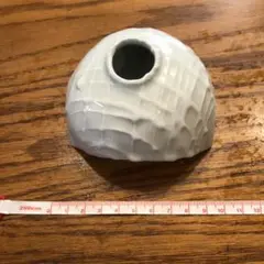 白い陶器の一輪挿し
