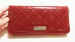 Pinky & Dianne 赤いパテントレザー長財布 チャーム付き