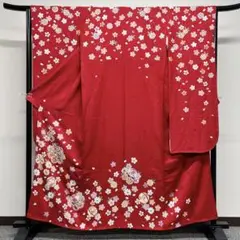赤色の桜の花と鞠が描かれた振袖 着物