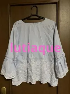 lutiaqueトップス　七分丈シャツブラウス　花柄刺繍フリル袖　青×白Mサイズ