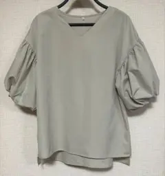 【美品】【Vネック 半袖 プルオーバー (L) 】薄いグレーベージュ　バルーン袖