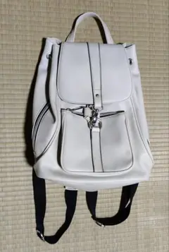 ホワイト フラップ付きバックパック