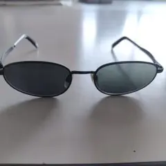 Giorgio Armani ブラックオーバルサングラス