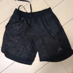 adidas 幾何学模様 ブラックショーツ ランパン