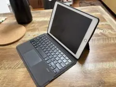 iPad用タッチパッド付きキーボードカバー