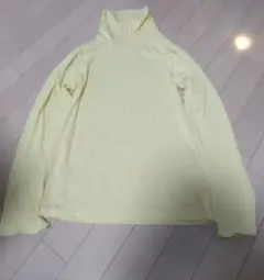 肌触りのいいライトイエローカットソー