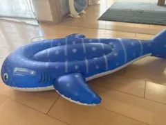 値下げ❗️ジンベエザメ浮き輪取っ手つき