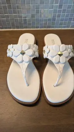 【極美品】 マイケルコース　NELLIE トングサンダル ホワイト 花　フラワー