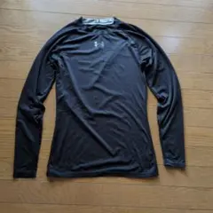 UNDER ARMOUR ブラック長袖アンダーシャツ