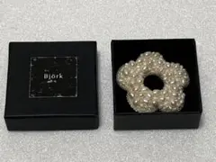 Bjork ビヨルク　KUKKA 花柄　白色ブローチ　新品同様