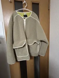【KBF】ベージュ フリースジャケット ノーカラー　ジップアップ