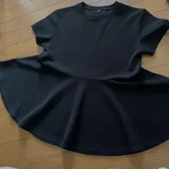 【美品】ブラックペプラムチュニック　トップスカットソー