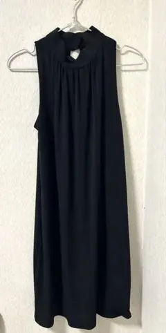 黒のノースリーブひざ丈ワンピース