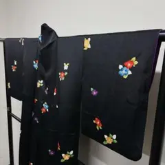 黒地に色とりどりの椿が描かれた小紋 着物