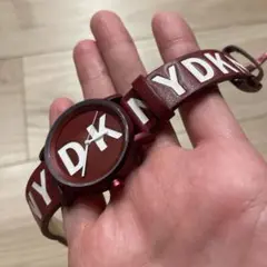 DKNY ロゴ入りレッド腕時計