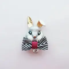 ハンドメイド　うさぎのブローチ