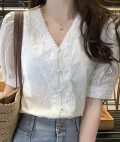 レース刺繍入りホワイトVネックブラウス