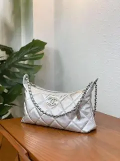 CHANEL シルバー キルティングショルダーバッグ