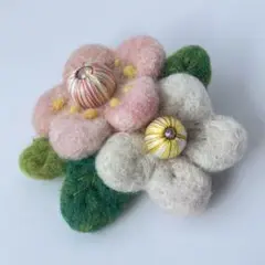 羊毛花ブローチ