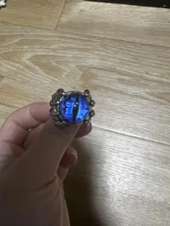 ユニークな青色目リング