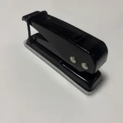 黒の手動穴あけパンチ　一つ穴　9.5センチ