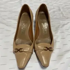 Ferragamo ベージュ ポインテッドトゥ パンプス