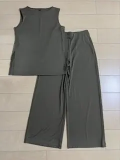 UNIQLOクレープジャージーノースリーブTとパンツセット Mサイズ オリーブ